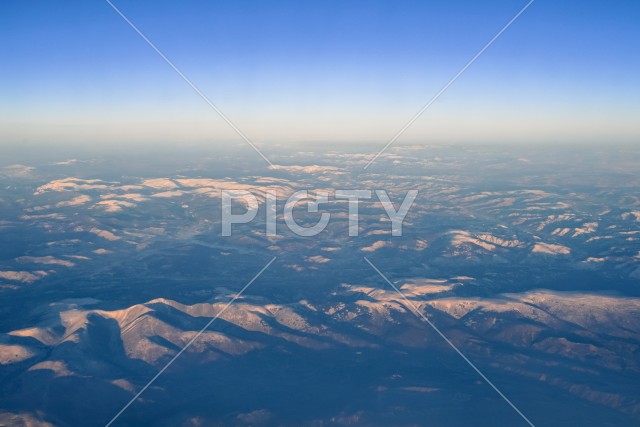 飛行機から見える中国の山岳地帯