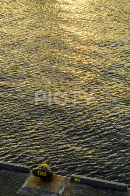 海面に反射する夕日