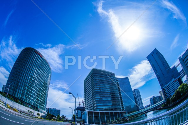 横浜みなとみらいの高層ビルと青空
