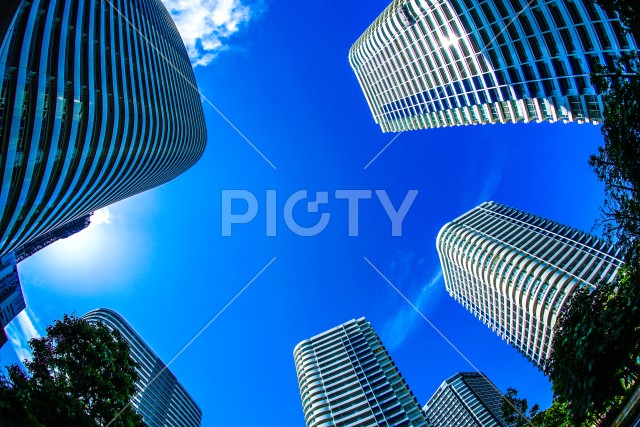 横浜みなとみらいの高層ビルと青空