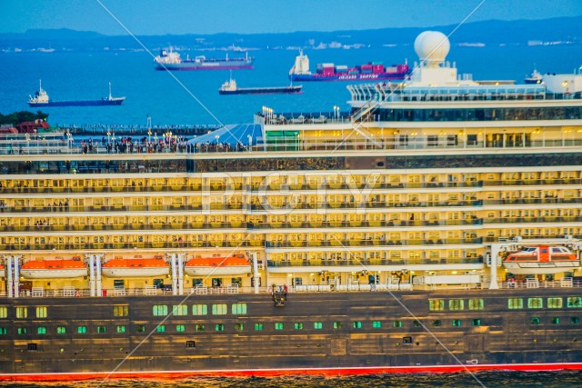 横浜スカイウォークから見える豪華客船（クイーンエリザベス）