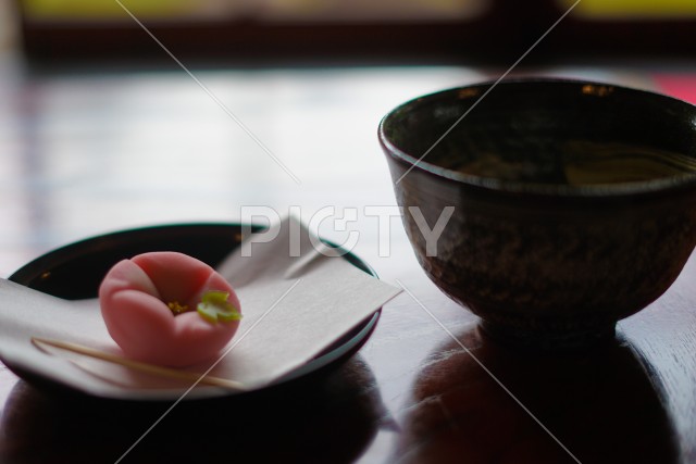 和風テーブルに置かれた抹茶と和菓子