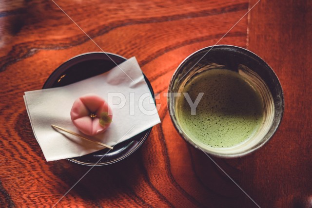 和風テーブルに置かれた抹茶と和菓子