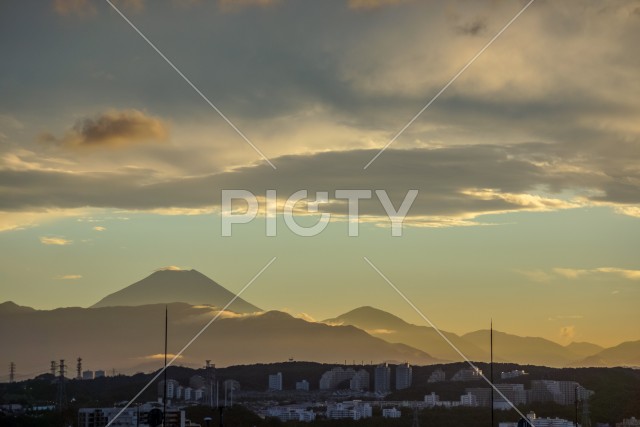 夕焼けに包まれる富士山のシルエット