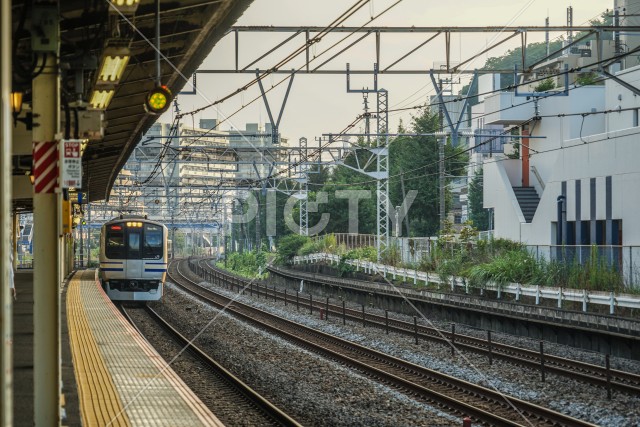 横浜市保土ヶ谷駅のプラットフォームと湘南新宿ライン