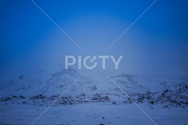 アイスランドの雪山のイメージ