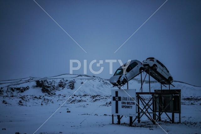 アイスランドの雪山と事故車のオブジェ