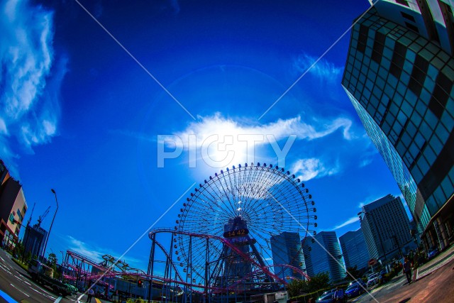 横浜コスモワールドと晴天の空