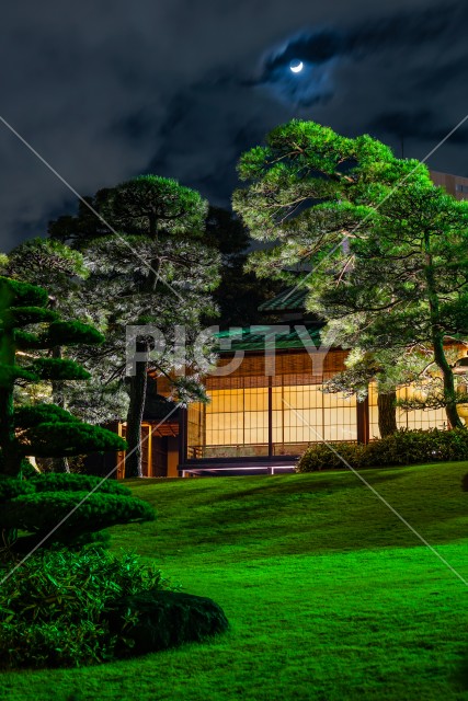 日本家屋と庭園と月