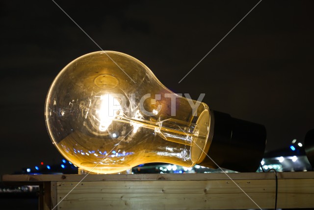 巨大電球のイメージ