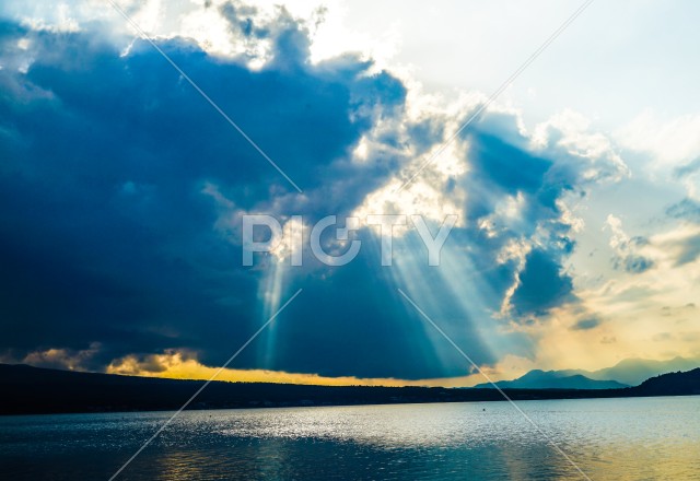 太陽の光が差し込む山中湖