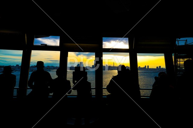 横浜スカイウォークから景色を眺める人々