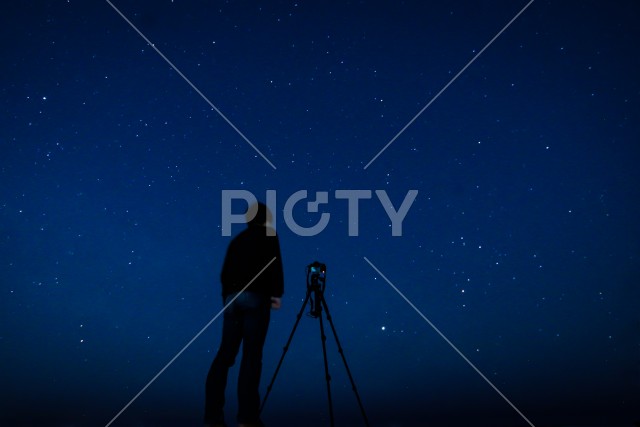 星空を撮影する男性