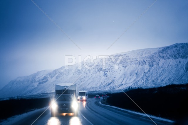 アイスランドの雪山と自動車