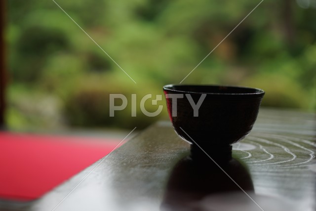和室の机に置かれた抹茶