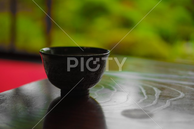 和室の机に置かれた抹茶