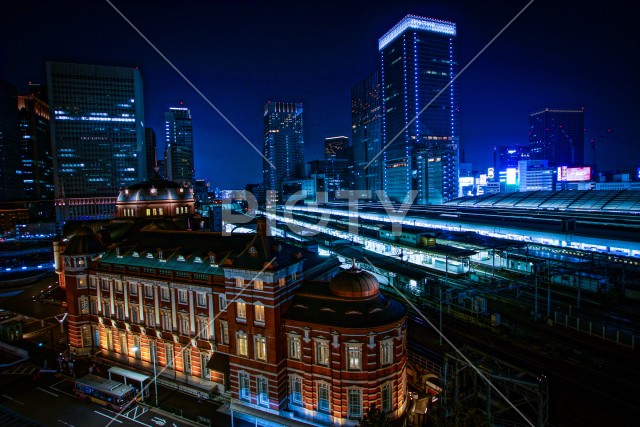 ライトアップされた東京駅の夜景