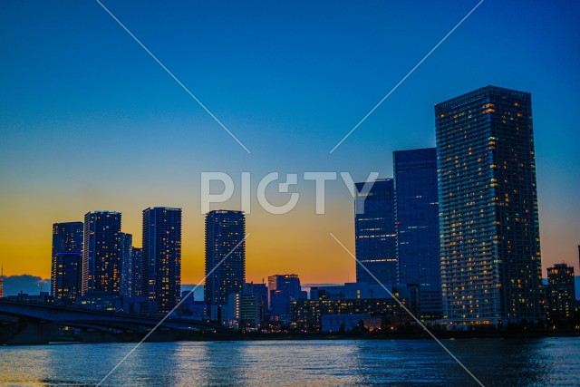東京都中央区の高層マンション群と夕景