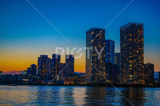 東京都中央区の高層マンション群と夕景