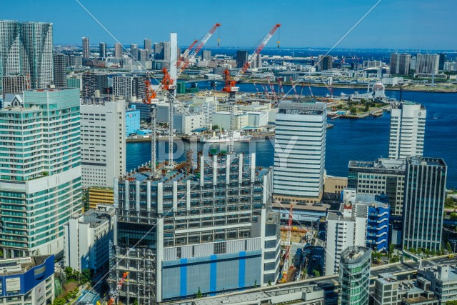 東京の街並みと建設中のビル