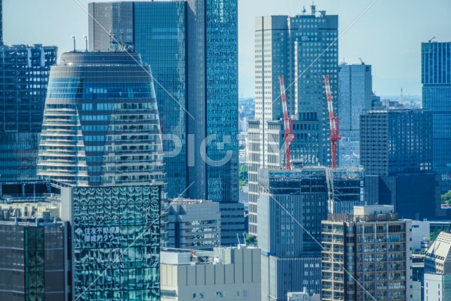 東京の街並みと建設中のビル