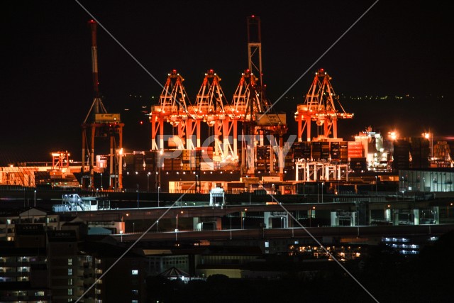 横浜港の夜景と首都高速湾岸線