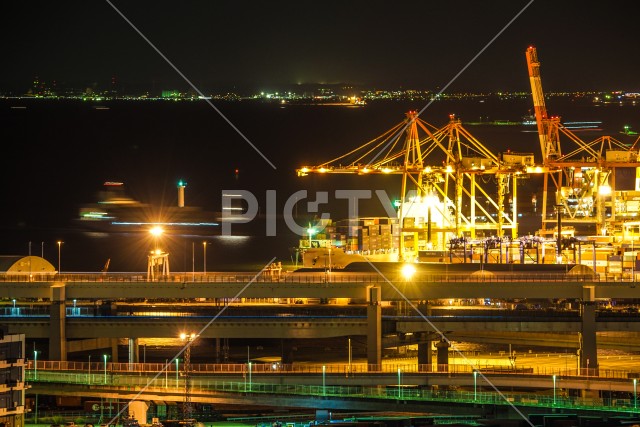 横浜港の夜景と首都高速湾岸線