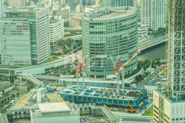 横浜ランドマークタワーから見える夕方のオフィス街と建築現場