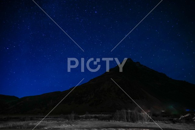 山のシルエットと星空（アイスランド）