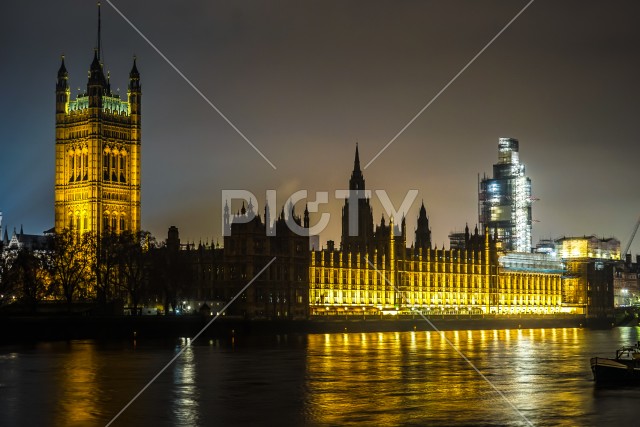 ウェストミンスター宮殿の夜景（イギリス・ロンドン）