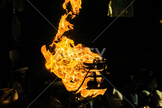 激しく燃える炎のイメージ（スリランカ・ペラヘラ祭り）
