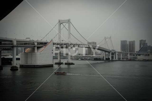 東京都・レインボーブリッジ（モノクローム加工）