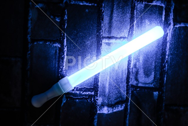 青色に光るサイリウムのイメージ