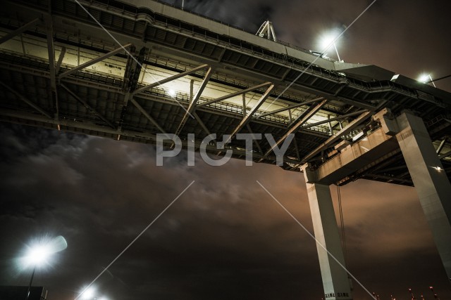 夜の横浜ベイブリッジ（大黒ふ頭から撮影）