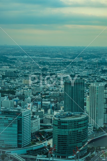 横浜ランドマークタワーから見える夕方のオフィス街