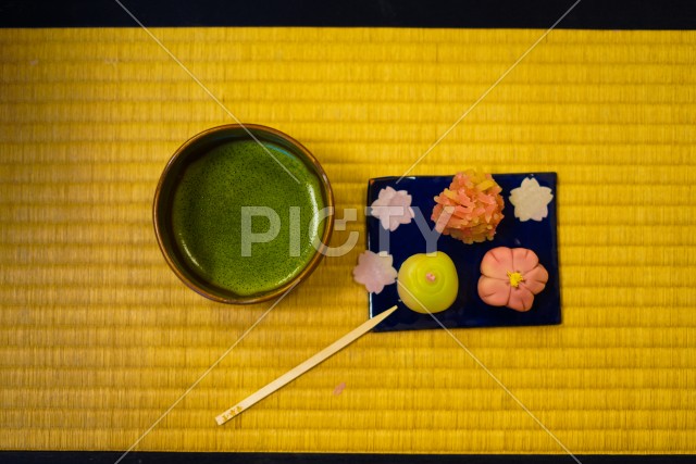 畳に置かれた和菓子と抹茶