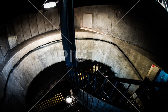 暗闇の階段のイメージ