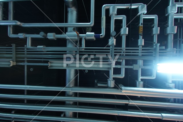 工場の天井配管のイメージ