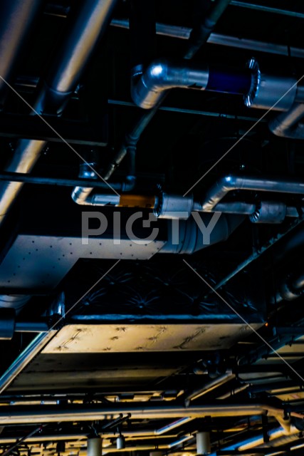 工場の天井配管のイメージ
