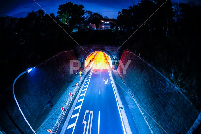 夜のトンネルのイメージ（横浜市山手）