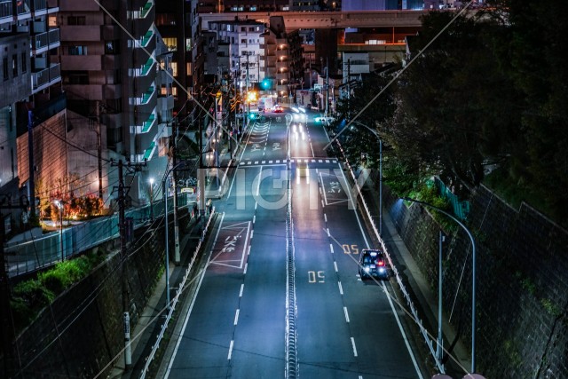 横浜みなとみらいのビル群の夜景と交通