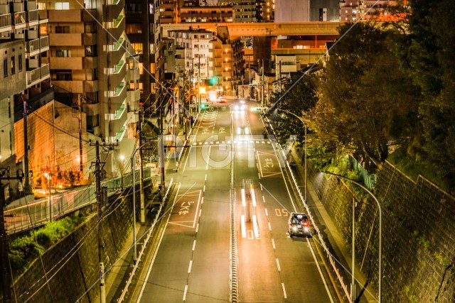 横浜みなとみらいのビル群の夜景と交通