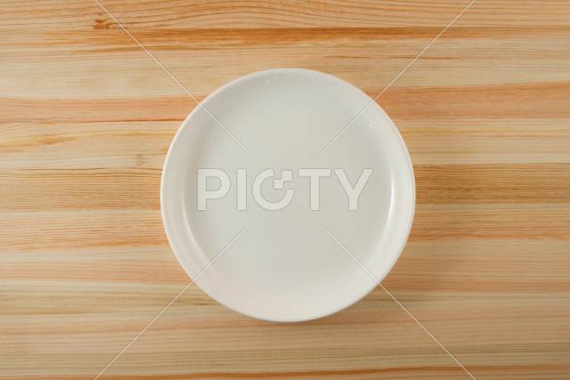 テーブルに置かれた白い皿のイメージ