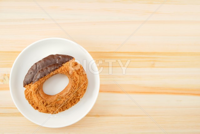 皿に置かれたチョコレートドーナツ