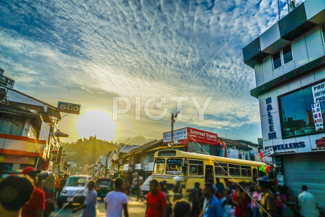 スリランカ・キャンディの街並み（ペラヘラ祭り）