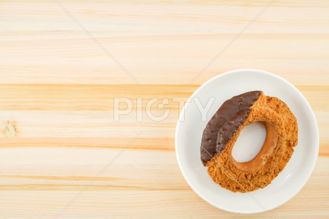 皿に置かれたチョコレートドーナツ