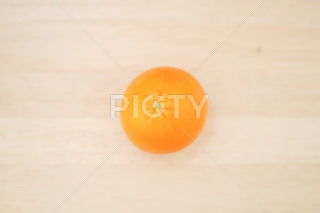 テーブルに置かれたオレンジのイメージ