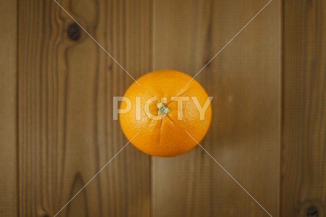 テーブルに置かれたオレンジのイメージ