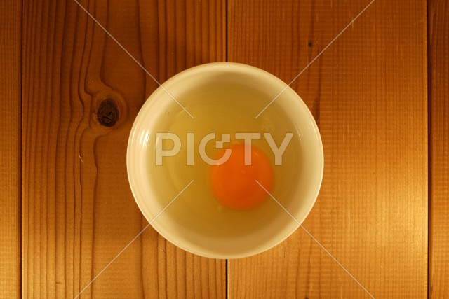 テーブルに置かれた卵のイメージ
