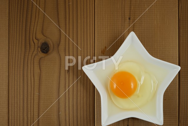 テーブルに置かれた卵のイメージ